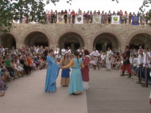 Salve de tun şi defilări ale cavalerilor din toată ţara, la deschiderea oficială a Festivalului Medieval 2014