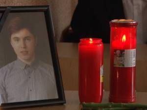 Durere şi capete plecate în clasa în care a învăţat Vlad, elevul mort într-un cumplit accident