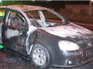O maşină a ars duminică noapte în centrul oraşului