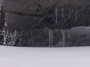 Zăpada şi viscolul au îngreunat traficul rutier şi pietonal din Suceava