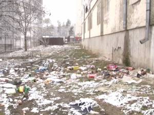 Mormane de gunoi aruncat de la geamurile unui cămin de locuinţe sociale, în incinta unui liceu sucevean