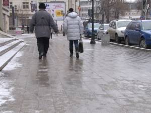 Ploaia de gheaţă a transformat în patinoar trotuarele Sucevei