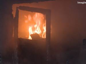 Un incendiu a mistuit casa în care locuia fiica primarului din Milişăuţi