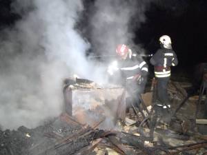 Un incendiu amplificat de vânt a făcut scrum casa în care locuiau fiica şi cuscrii primarului din Milişăuţi