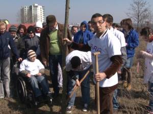 Copii cu dizabilităţi din Suceava şi Spătăreşti au plantat ieri 12 copaci în curtea Centrului de Recuperare „Blijdorp”
