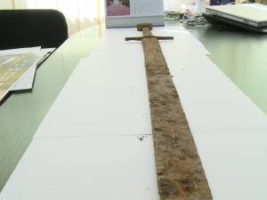 Spada descoperită într-o pădure dintre localităţile Râşca şi Mălini va completa colecţia de arme medievale a Muzeului Bucovinei
