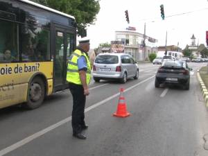 O maşină rămasă fără benzină, abandonată în drum, a paralizat două ore traficul în Suceava