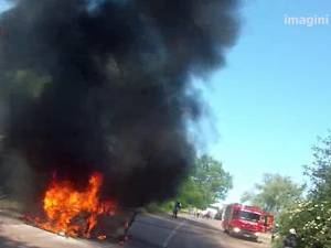 Un BMW a ars ca o torţă după ce a luat foc în mers
