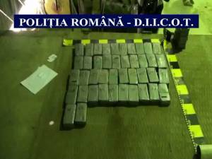 Două tiruri cu 333 de kilograme de heroină au intrat în România prin PTF Siret