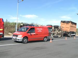 Camion răsturnat pe şoseaua de centură a Sucevei, în curba în care s-a mai răsturnat un vehicul greu