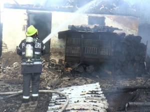 Două gospodării cuprinse de un incendiu. Una dintre ele - distrusă complet de flăcări, de la o improvizaţie electrică