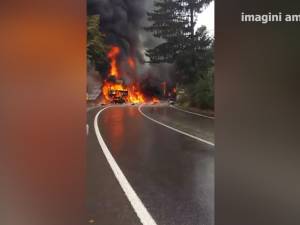 Imagini de coşmar! Două autotrenuri au ars după un accident la Vama