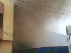 Incendiu puternic la un service auto din Şcheia