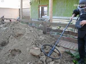 Un boldoexcavator a excavat un teren plin cu bombe de război îngropate, în curtea unei firme din Gura Humorului
