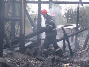 Incendiu de proporţii la trei gospodării din Milişăuţi