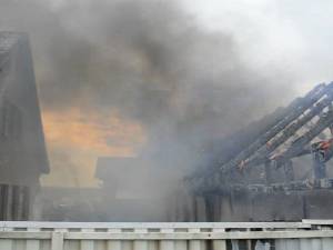 O casă din Burdujeni, salvată de pompieri după un incendiu pornit de la o anexă