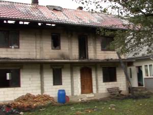 Incendiu provocat în gospodăria gemenelor înjunghiate de tată. Suspectul este încă liber