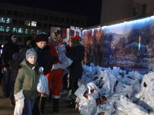 5.000 de cadouri pentru copii au fost împărţite la bradul din centrul Sucevei
