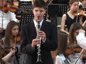 Alexandru Cozaciuc, băiatul orb care cântă la 16 instrumente. ”Când începea să cânte, nici nu se mai respira”