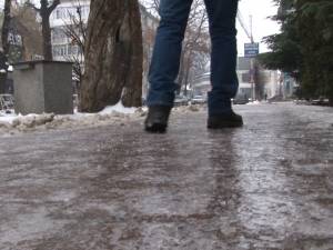 Trotuarele din Suceava, transformate în adevărate patinoare de chiciura din ultimele zile
