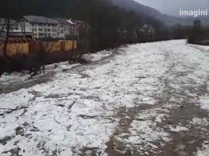 Deblocări de gheţuri pe râul Bistriţa, în apropiere de Vatra Dornei. O punte pietonală din oraş a fost distrusă