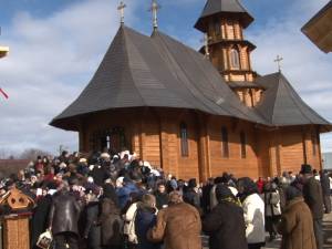 Peste o mie de credincioşi, prezenţi duminică la sfinţirea noii biserici din comuna Straja