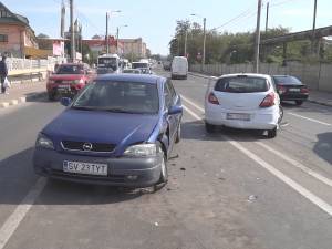 Trei maşini implicate într-un accident pe Calea Unirii, în zona pasarelei CFR din Burdujeni