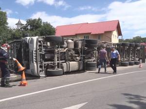 Un camion încărcat cu lemne s-a răsturnat într-o curbă, în Burdujeni