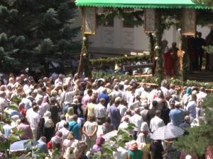 Trei ierarhi, câteva zeci de preoţi şi aproape 15.000 de pelerini, la procesiunea de Sânziene pe străzile Sucevei