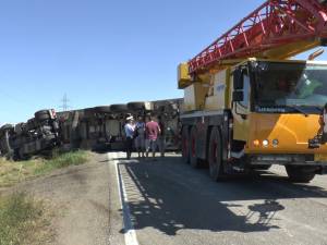 Trafic blocat pe DN 2 spre Siret, după ce un autotren s-a răsturnat de-a curmezişul drumului