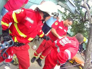 Bărbat căzut într-o fântână, salvat de pompieri