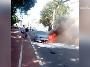 Un BMW în care se aflau doi adulţi şi trei copii a luat foc în centrul Sucevei