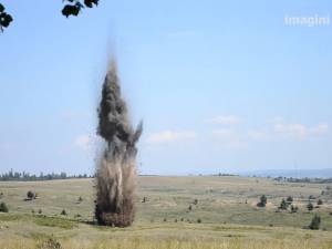 Mii de cartuşe şi zeci de grenade şi bombe găsite în pământ, distruse de pirotehnişti
