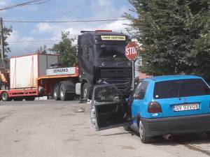 Un autoturism a acroşat un tir la Ilişeşti, un tânăr fiind rănit