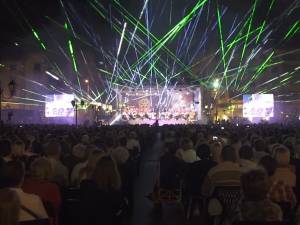 „Magia serii în sunet şi lumină” a adunat peste 7.000 de spectatori în centrul municipiului Suceava