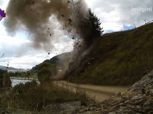 O stâncă ce risca să cadă pe drum, aruncată în aer cu 10 kilograme de dinamită