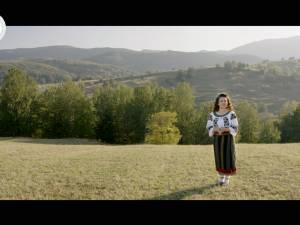Interpreta Laura Olteanu şi-a lansat videoclipul melodiei „Acasă-i România”