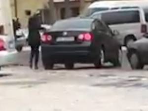 Scene incredibile: O șoferiță a provocat distrugeri unei mașini care o încurca în trafic