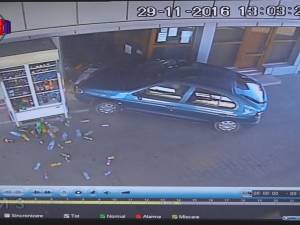 Un autoturism a intrat în vitrina unei benzinării, vânzătoarea din interior reușind să se salveze în ultima secundă
