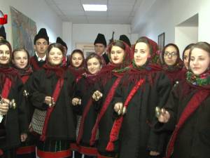 Grupul vocal – tradiţional „Ai lui Ștefan, noi oşteni” din Vicovu de Sus a colindat redacţia Monitorului de Suceava