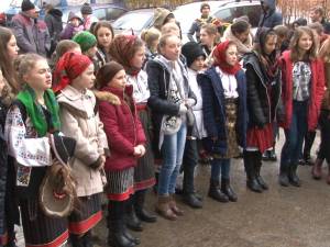 30 de tineri din Băneşti au colindat şi urat redacţia Monitorului de Suceava