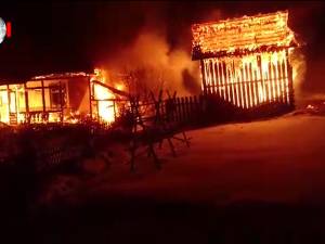 Un incendiu izbucnit la o gospodărie din Coşna a produs pagube importante