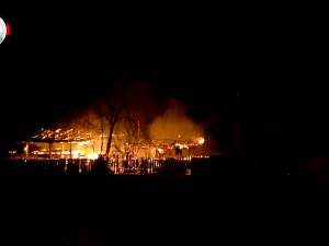 Incendiu de proporţii în gospodăria unei bătrâne de 84 de ani, din Câmpulung Moldovenesc
