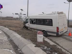 Accident cu şase răniţi, după ce un BMW a intrat într-un microbuz cu pasageri
