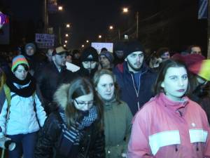 Câteva sute de suceveni protestează pe străzile municipiului faţă de adoptarea ordonanţei de modificare a codurilor penale