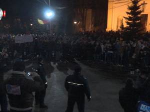 Peste 1.500 de suceveni de toate vârstele au protestat aseară pe străzile Sucevei