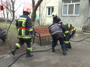 Incendiu produs de un scurtcircuit, într-un apartament din municipiul Rădăuţi