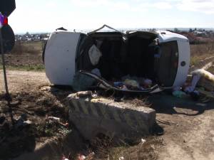 Femeie rămasă încarcerată în autoturism, în urma unui accident produs la Stroieşti