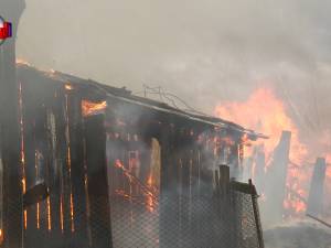 Un puternic incendiu a distrus o gospodărie, proprietara intoxicată cu fum ajungând la spital