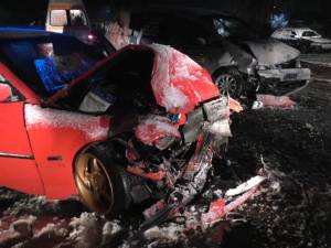 Accident violent, după ce o maşină a derapat în curbă, pe zăpadă